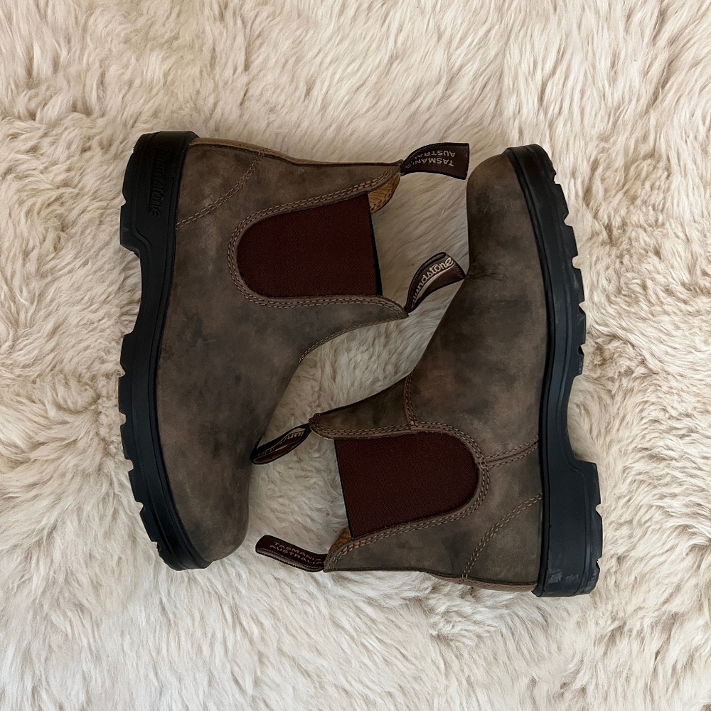 New without box Blundstone Rustic Brown Chelsea Boot size AU 4 US 7